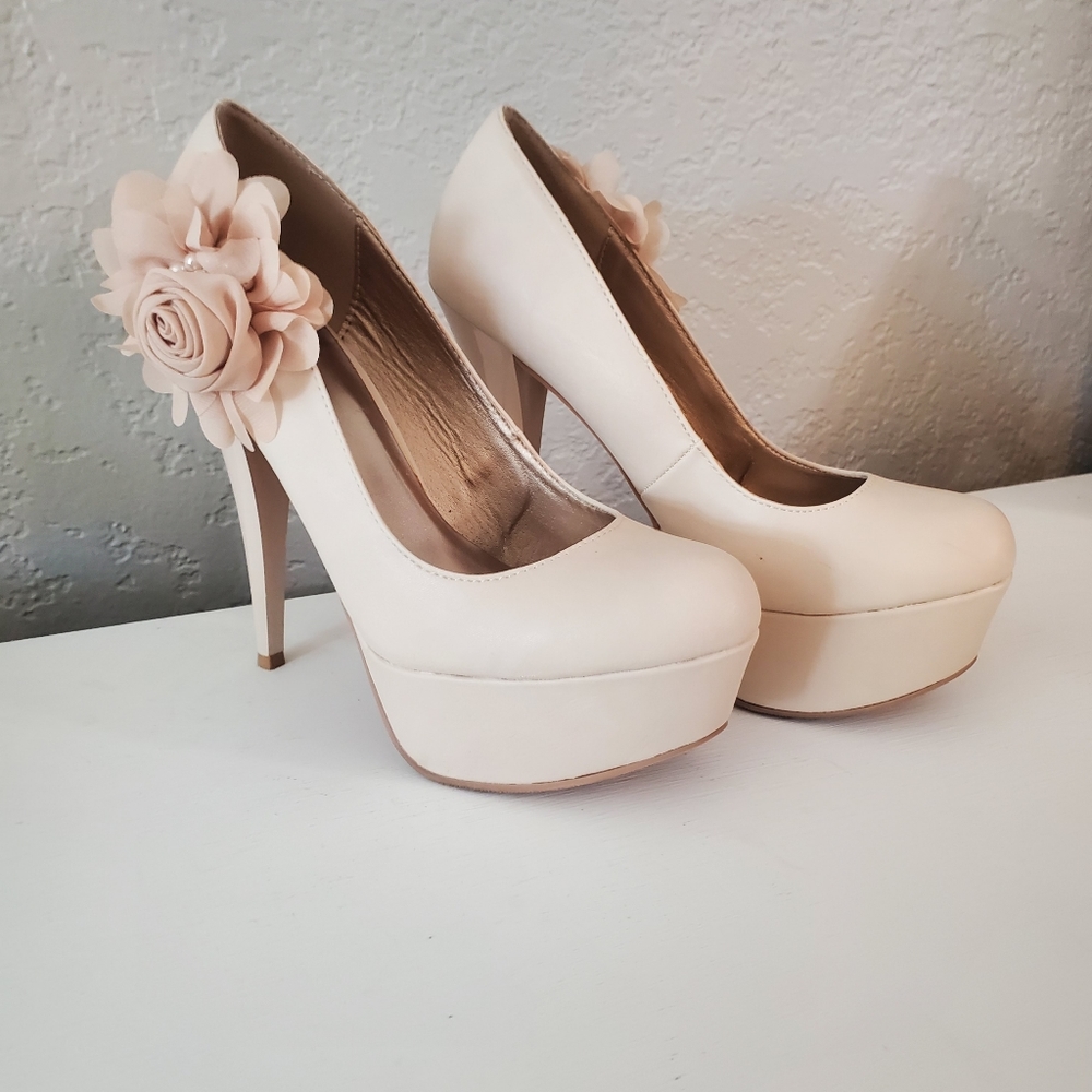 Beige/cream platform pumps